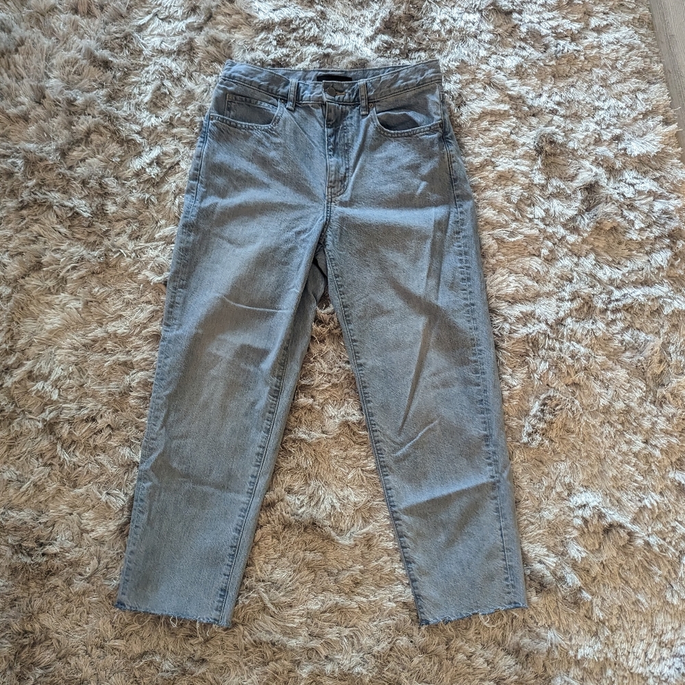 Uniqlo Mom High Waisted Cropped Light Wash Blue Jeans 25